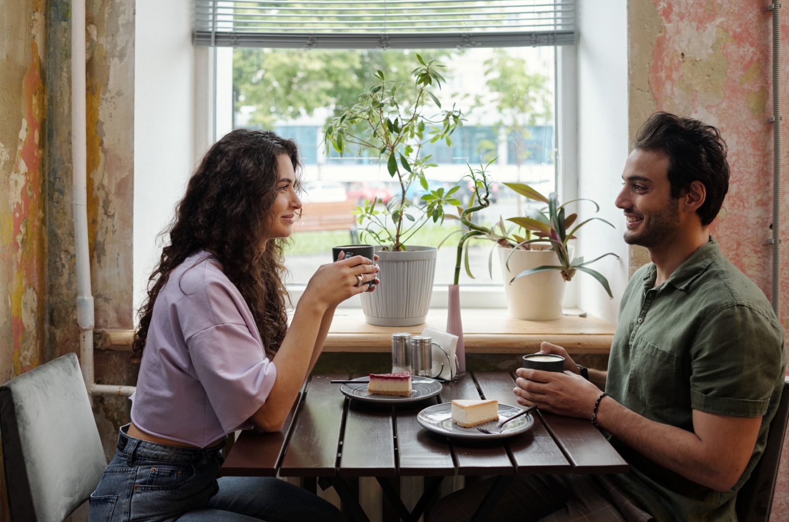 hombre y mujer hablando en un bar