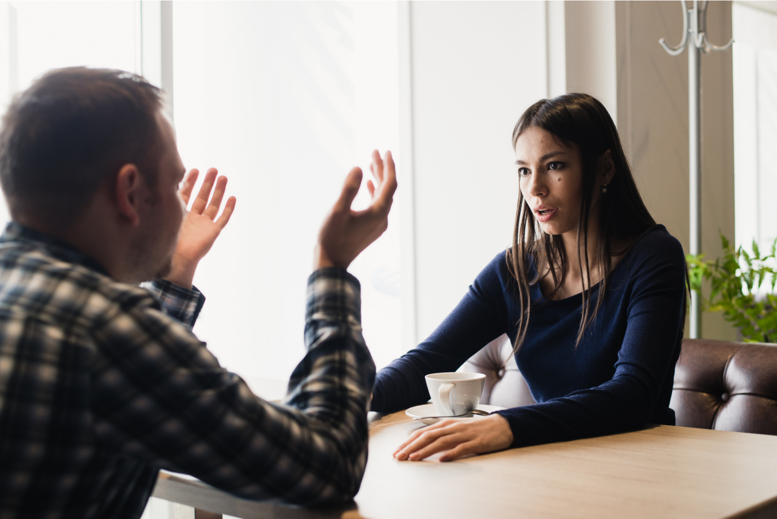 pareja seria hablando en una cafetería