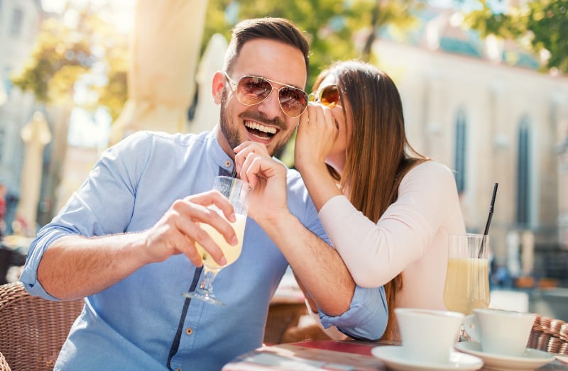 pareja sonriente en una cita