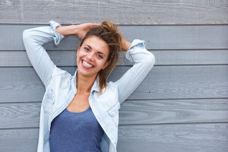 mujer sonriente posando