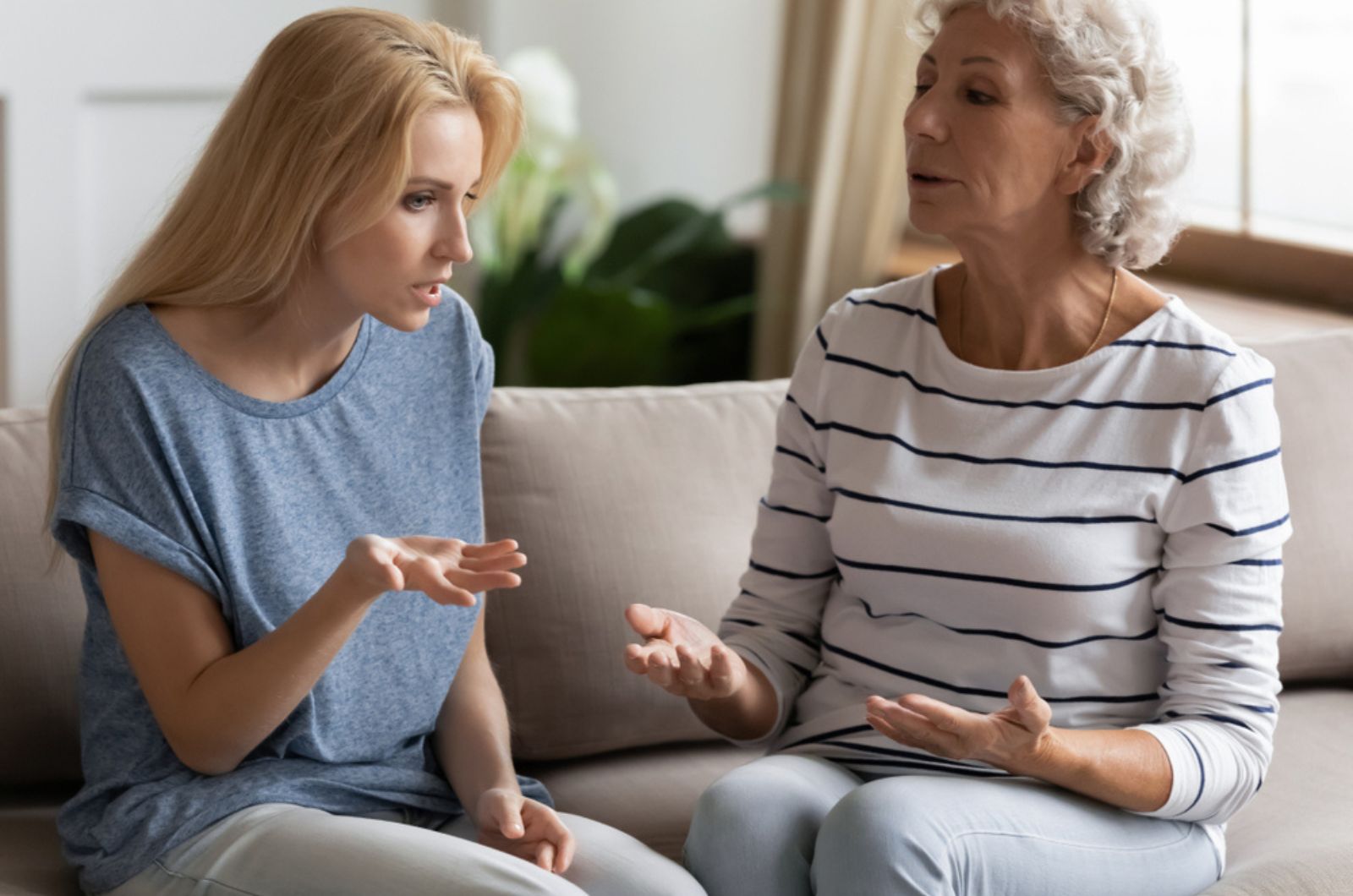 donna che discute con la madre