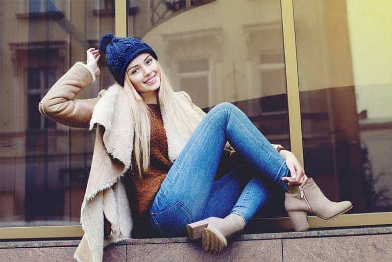 mujer posando en la ventana