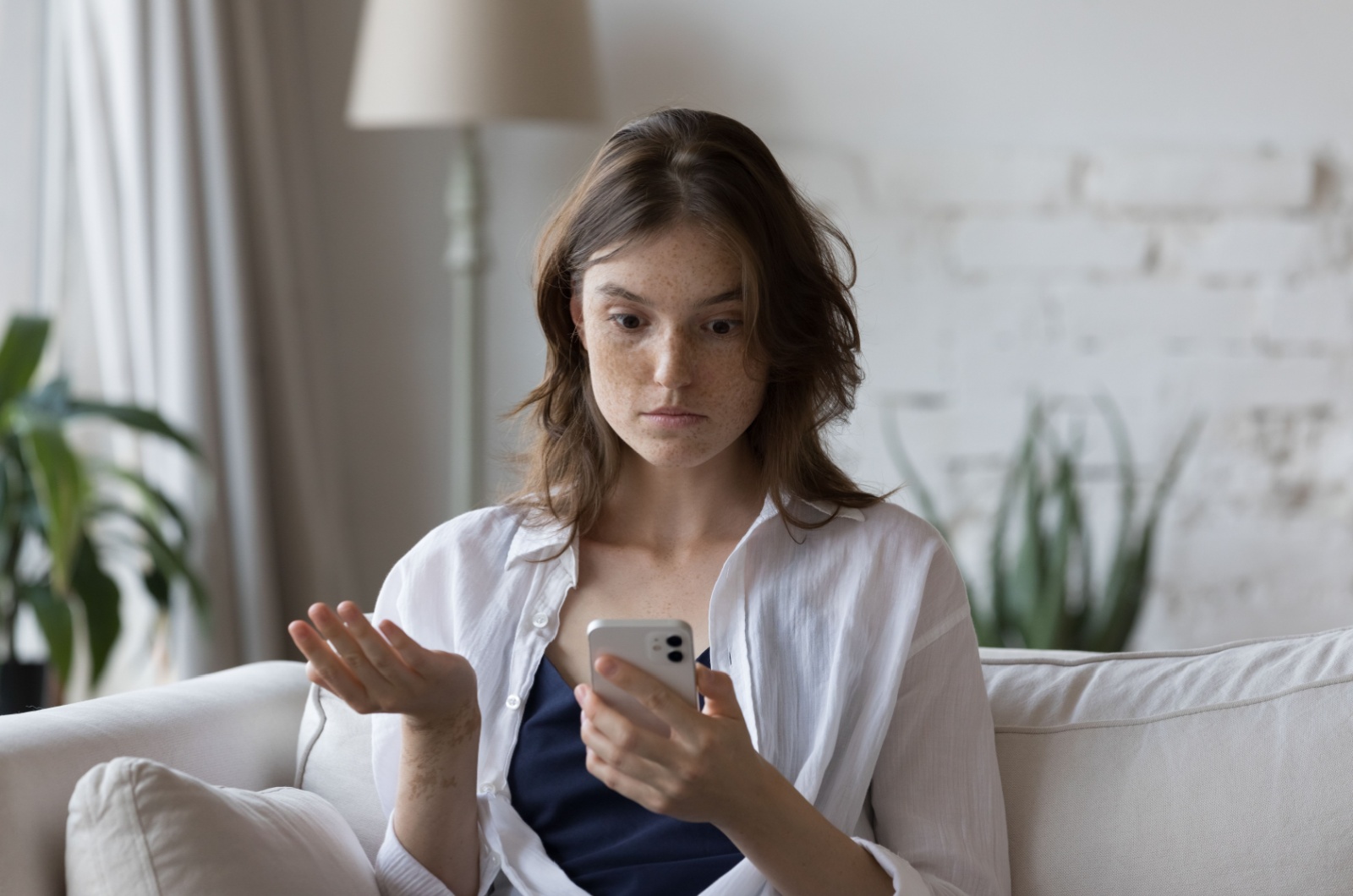 mujer preocupada mirando su teléfono