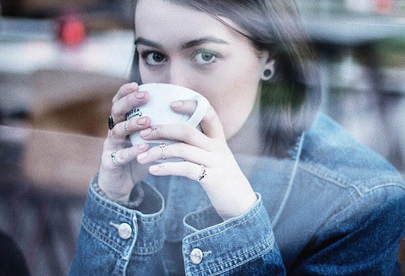 mujer joven bebiendo café