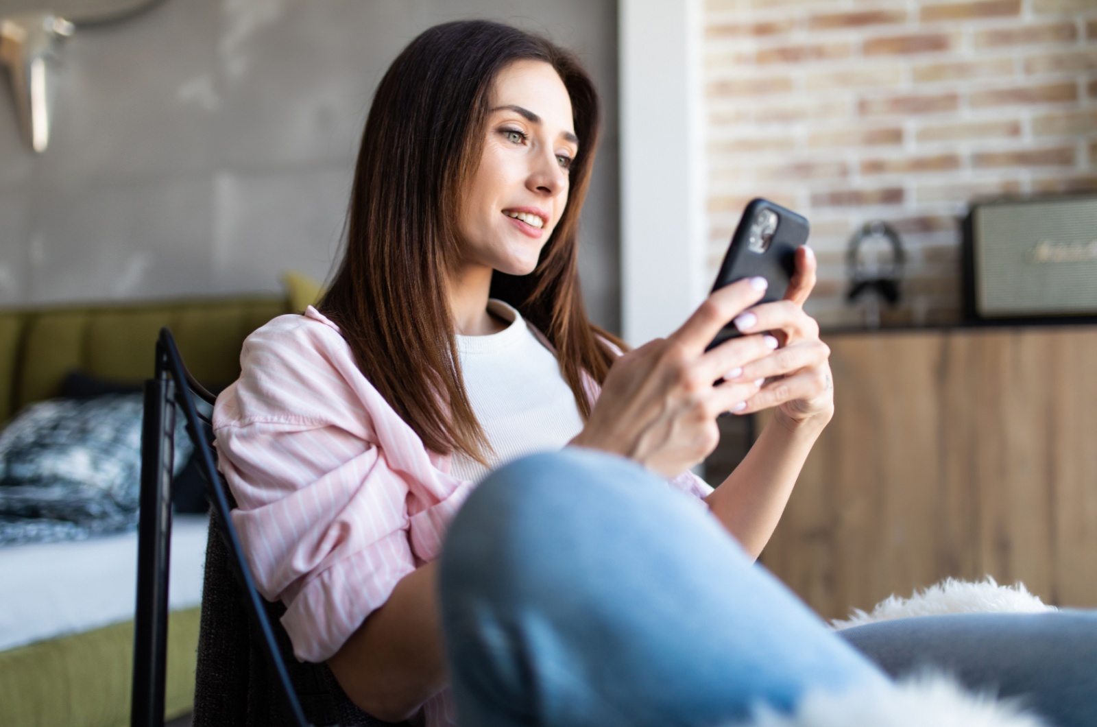 giovane donna con in mano un telefono