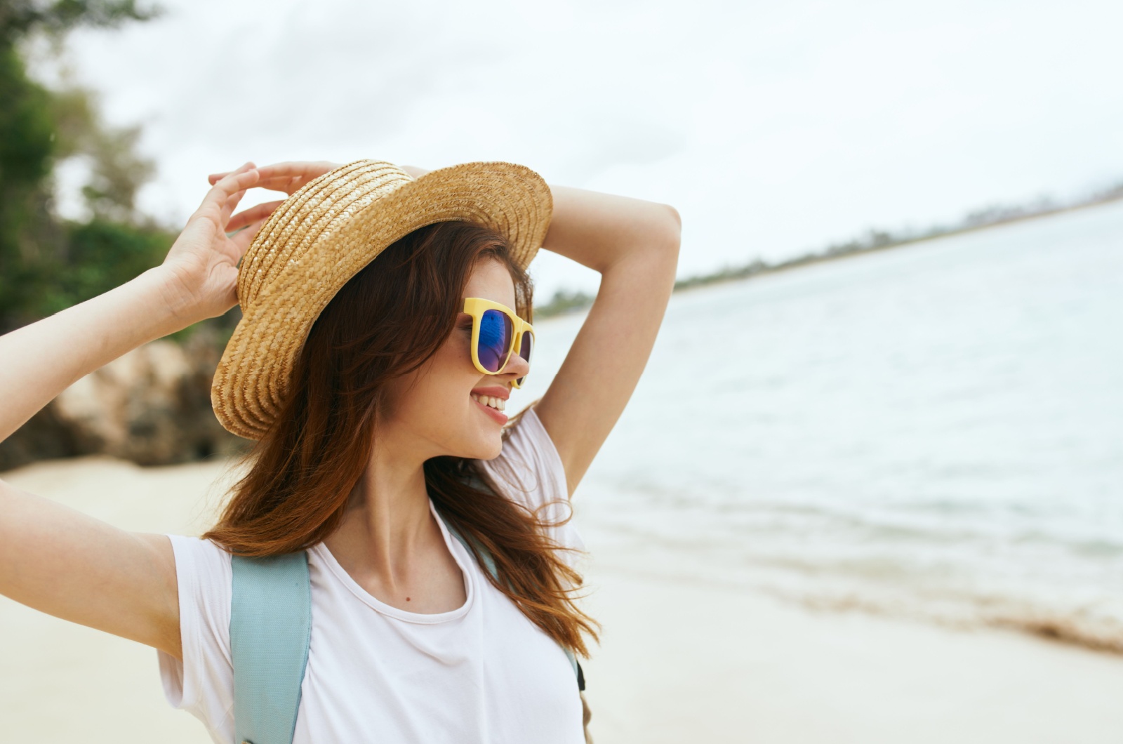 mujer joven en una playa