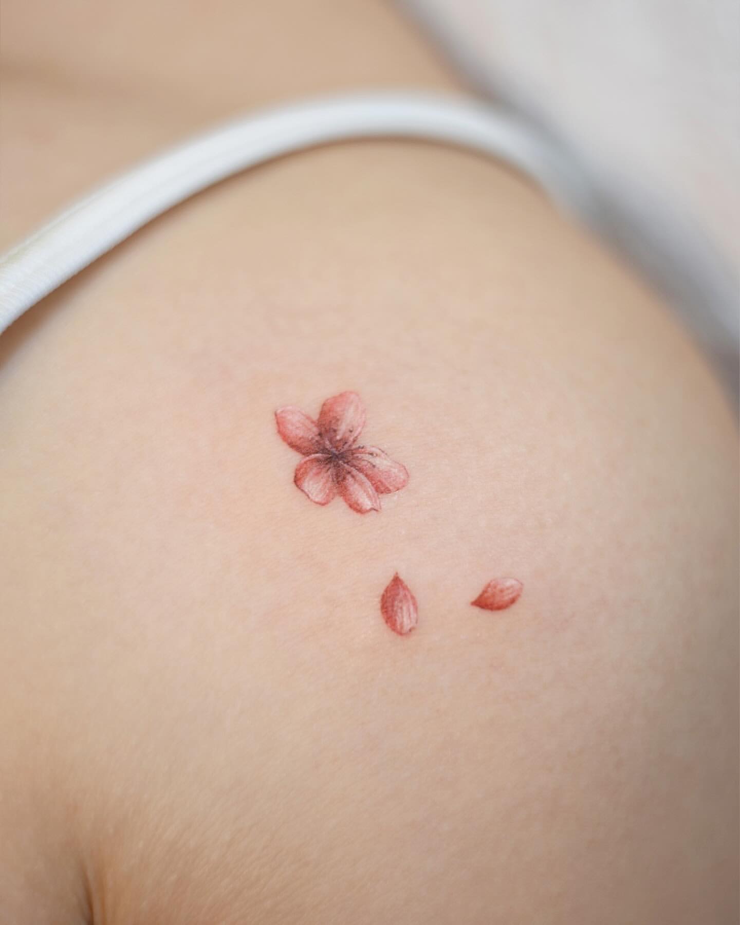 tatuaggio a fiore piccolo