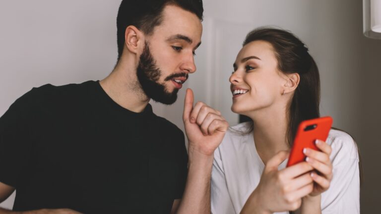 hombre y mujer con teléfono