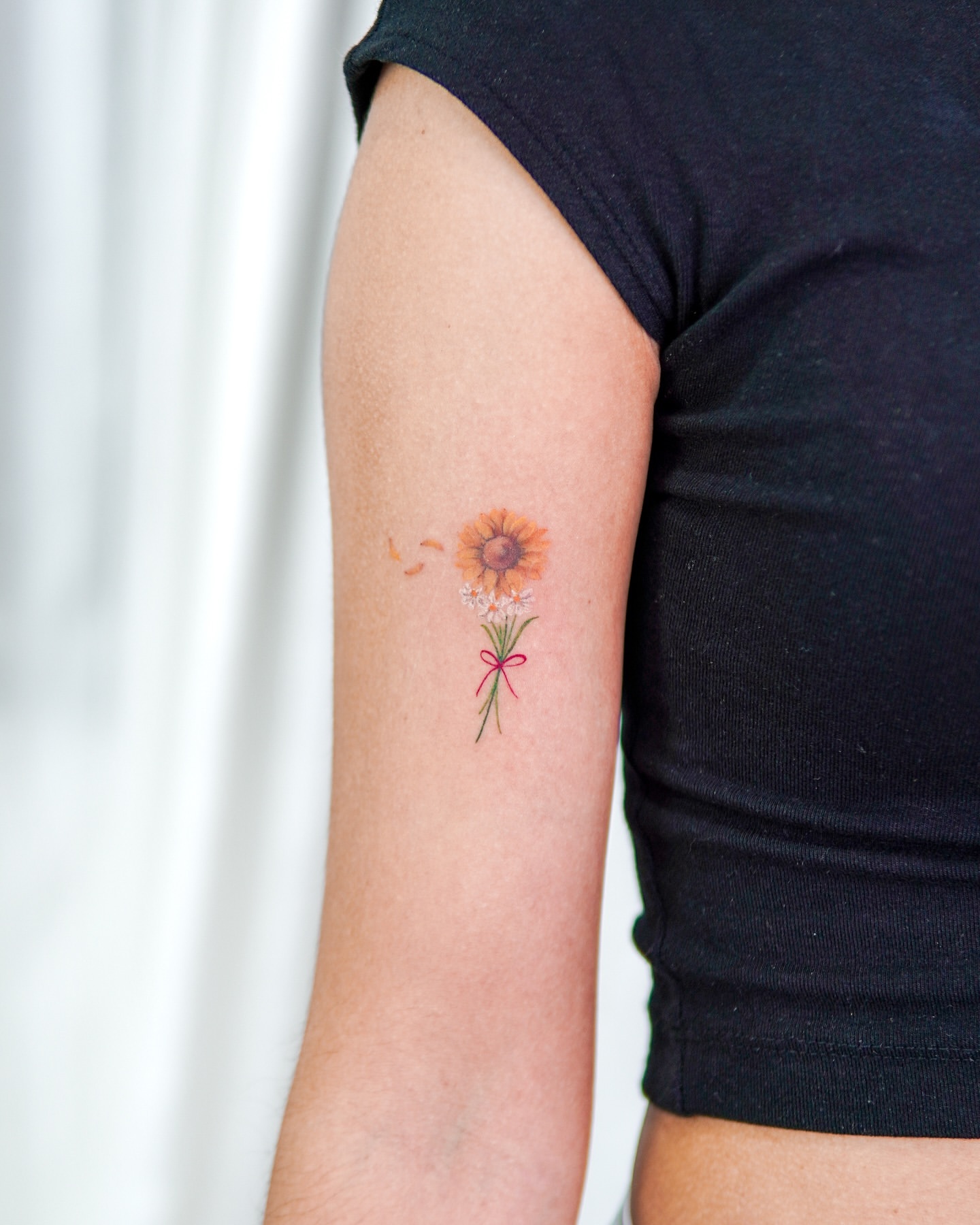 tatuaggio con piccolo girasole
