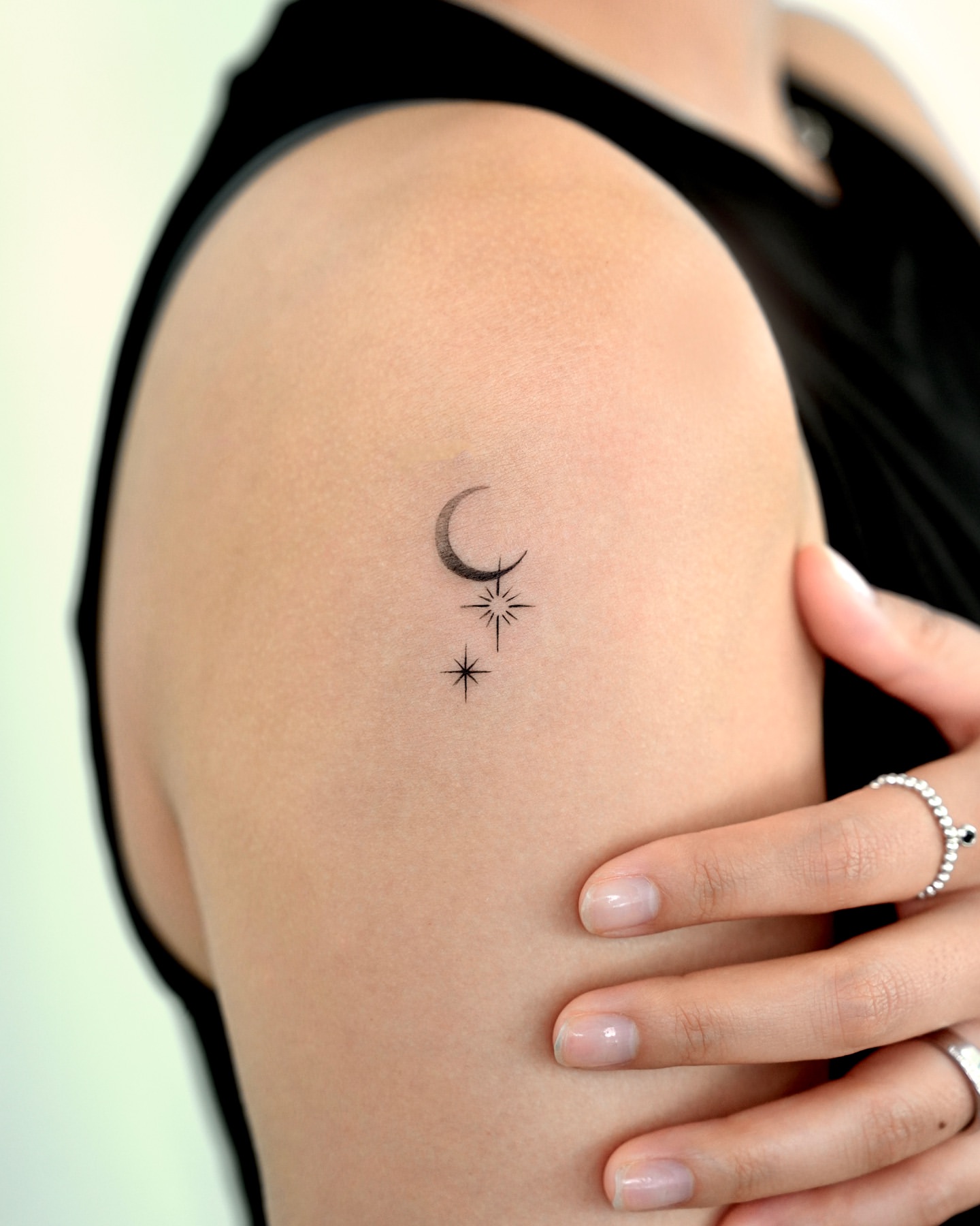 tatuaggio con luna e stelle minuscole