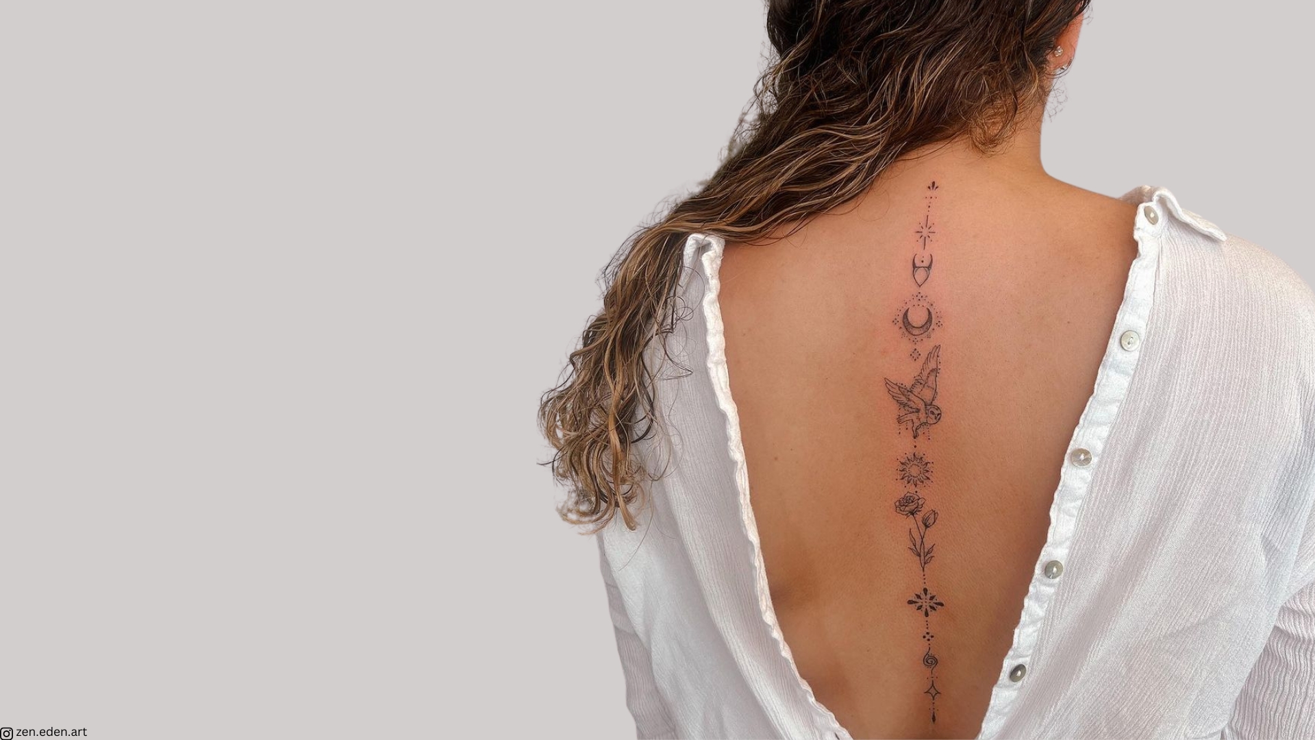 tatuaje de línea fina en la columna vertebral