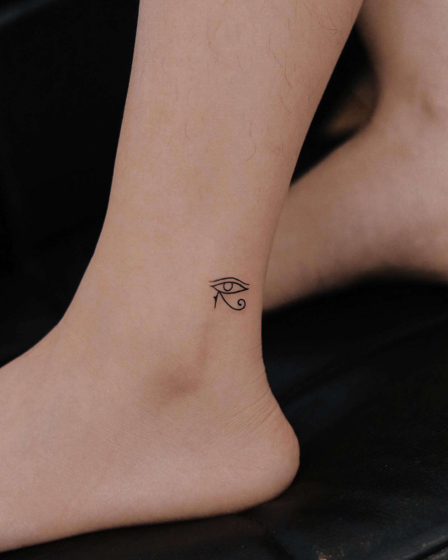 tatuaje diminuto en el tobillo