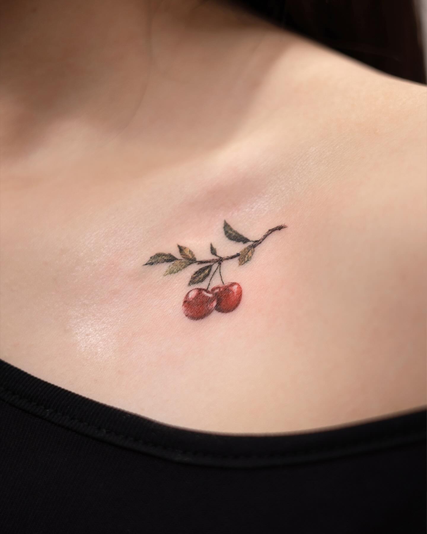 tatuaje de cerezas de colores