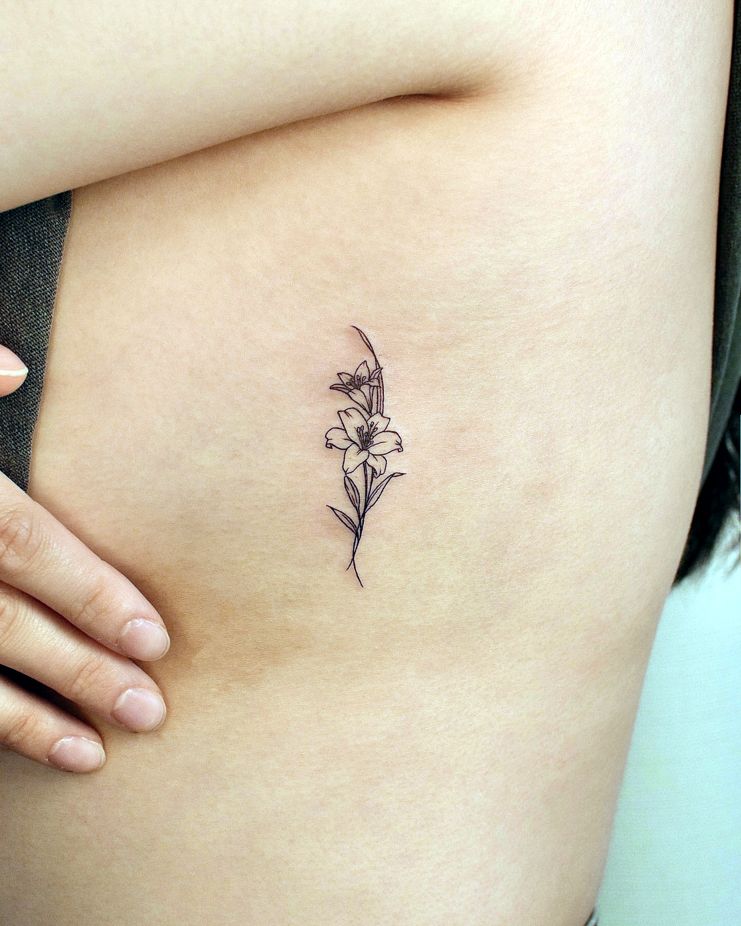 tatuaggio minimalista a forma di fiore