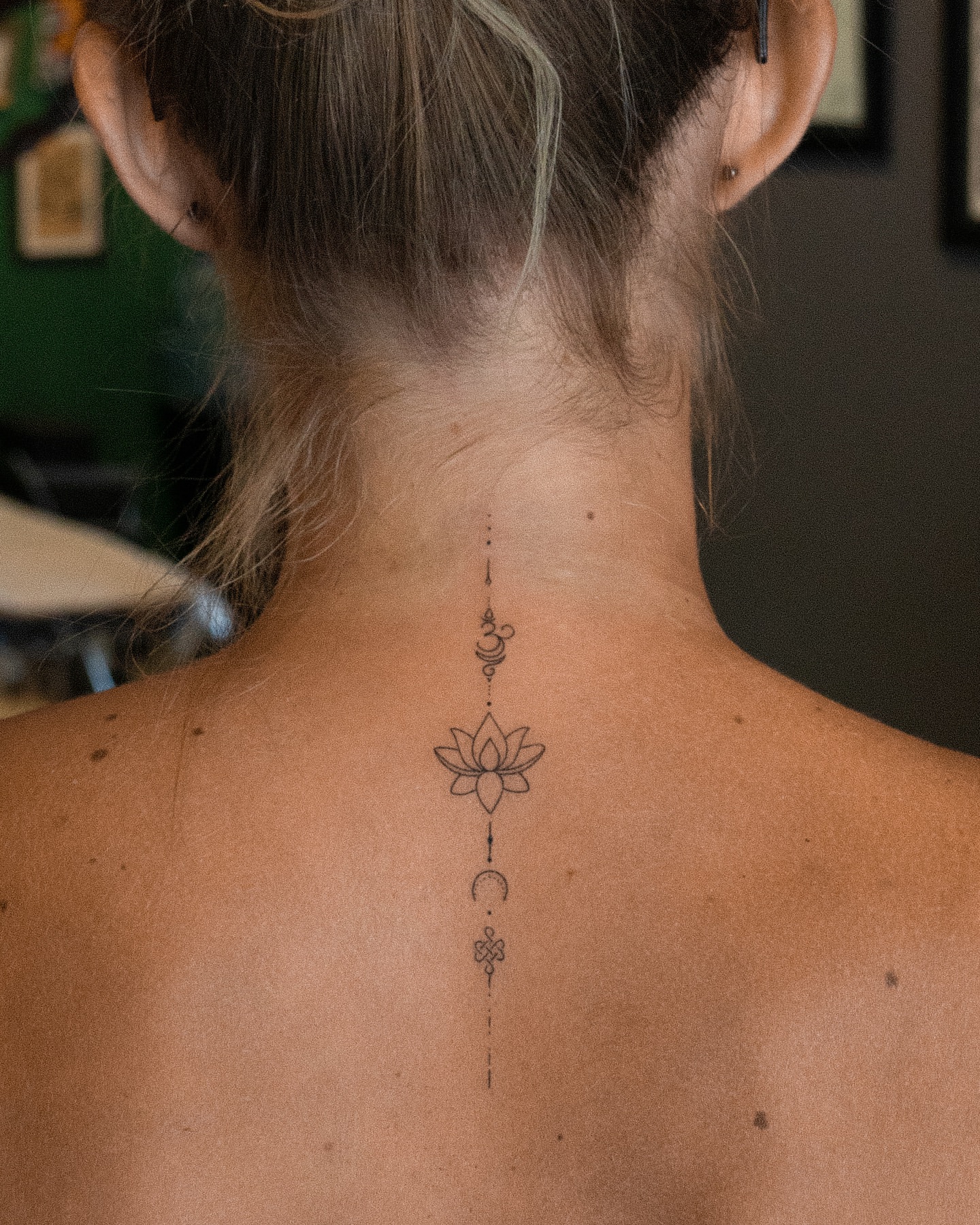 tatuaggio minimalista sulla schiena