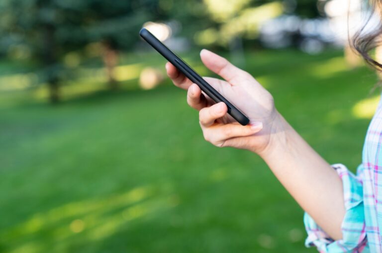 mujer leyendo en un teléfono