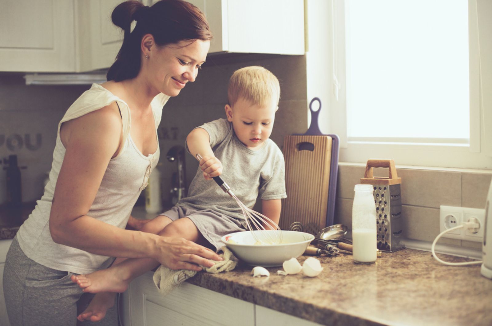 mãe com bebé na cozinha