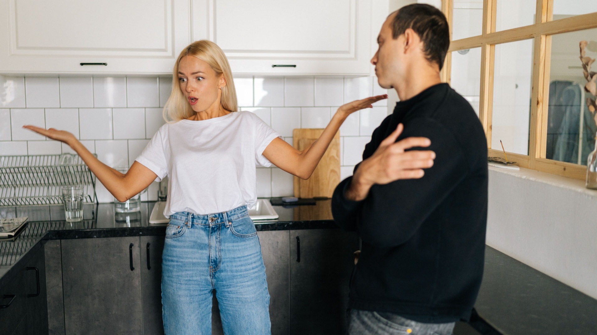 hombre y mujer discutiendo