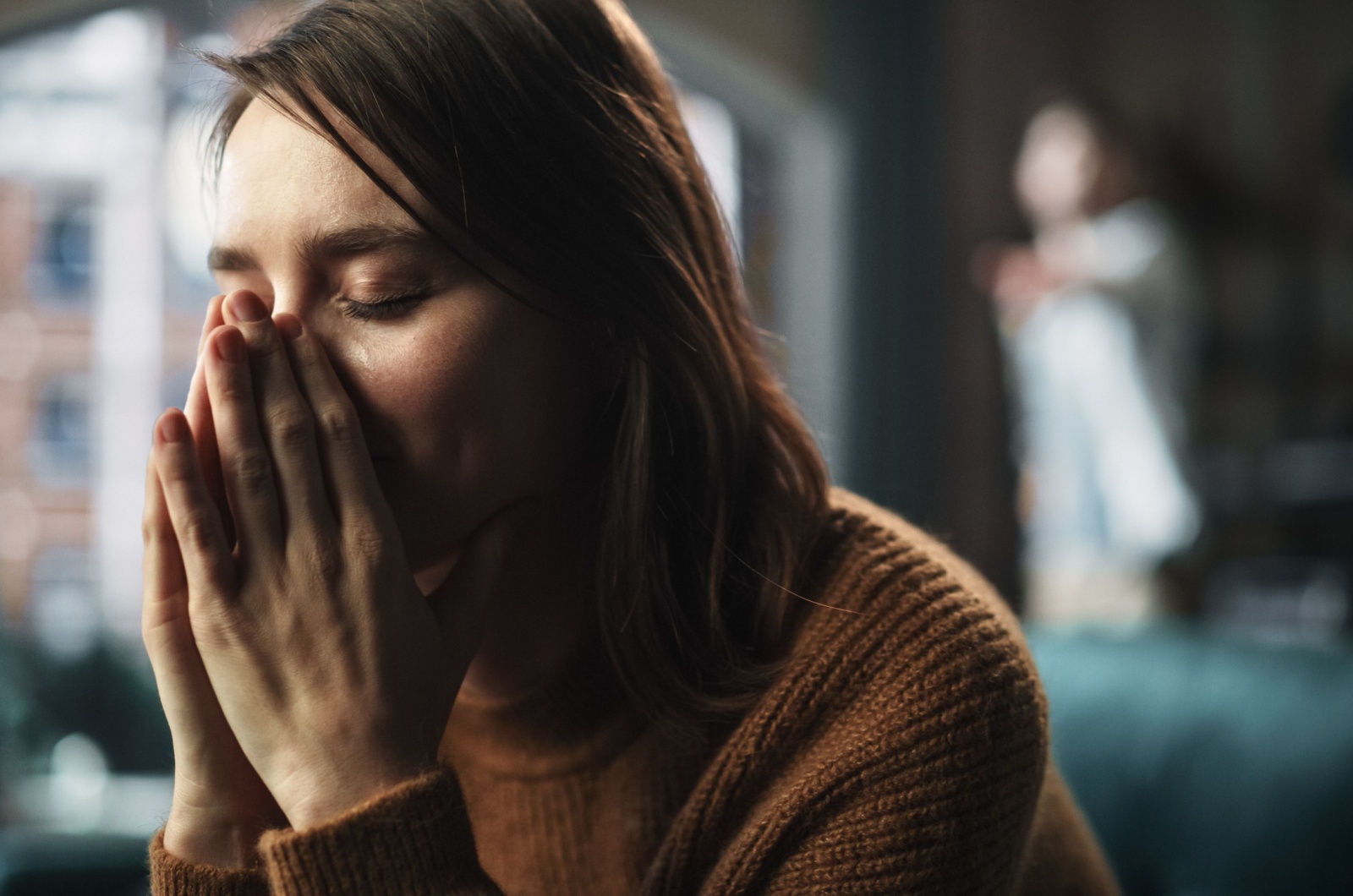 mujer triste que se tapa la cara