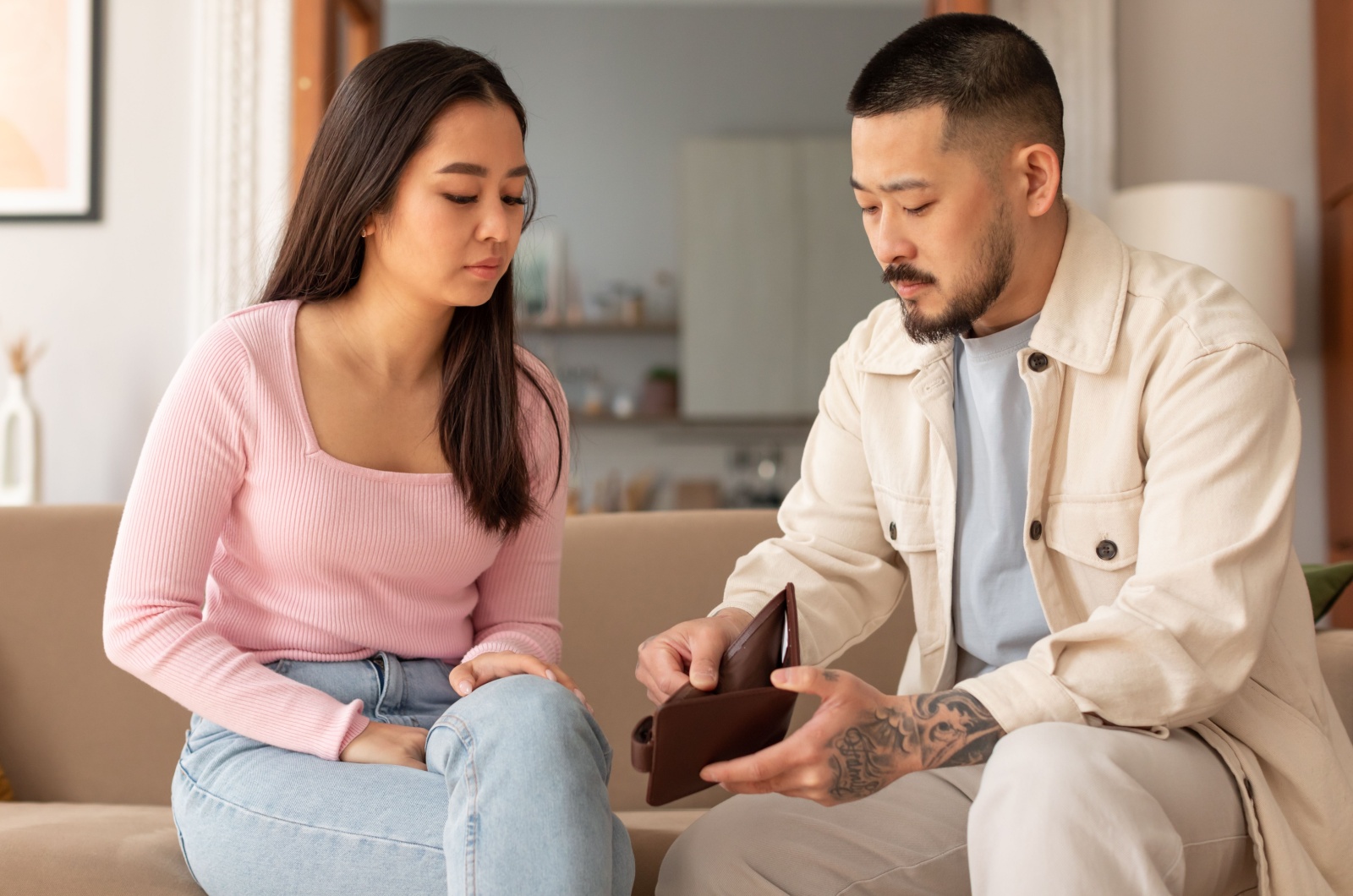 pareja mirando una cartera vacía