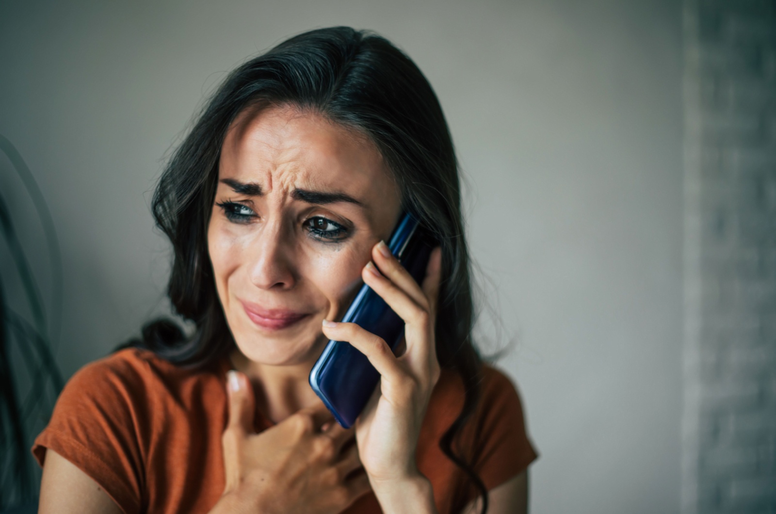 mujer llorando hablando por telefono