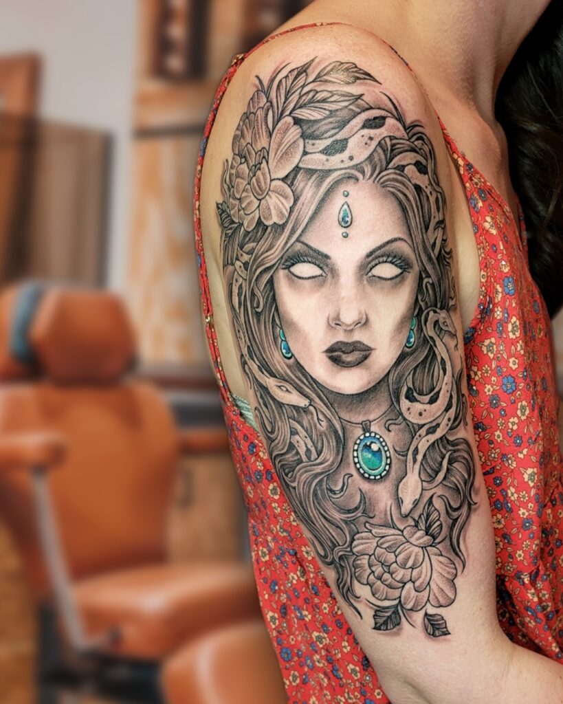 Tatuagem de Medusa em meia manga