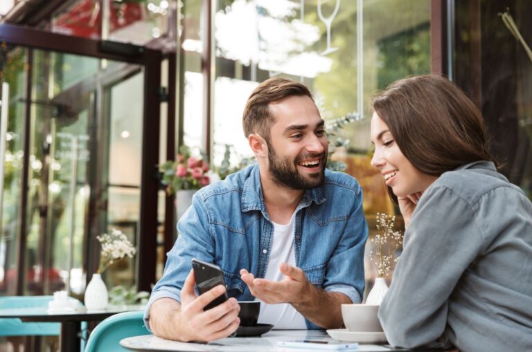 hombre y mujer tomando café