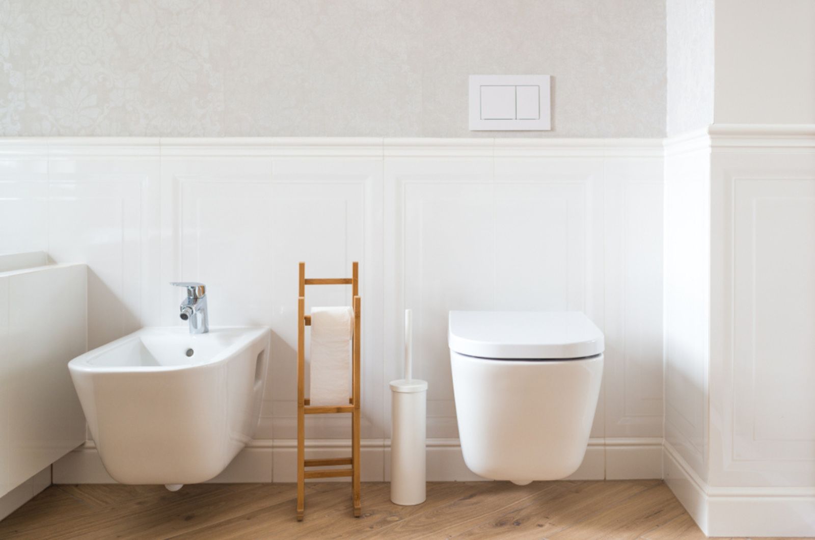 WC e bidet in ceramica bianca in un bagno moderno