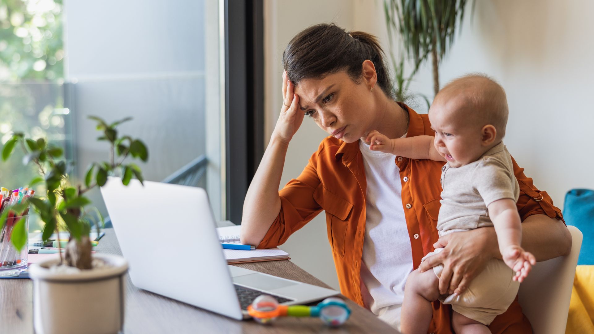 donna con in braccio un bambino