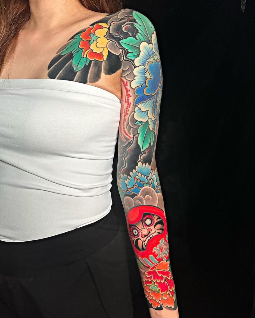 tatuagem abstrata a cores em manga inteira