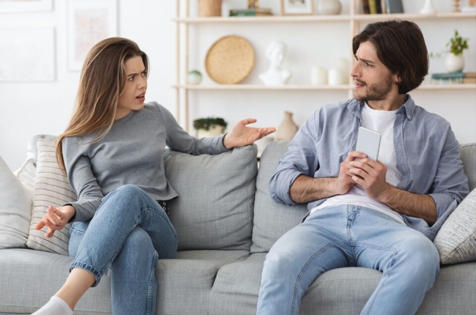 mulher zangada a gritar com um homem