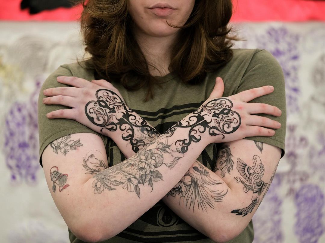 tatuaggio di lavoro nero su entrambe le mani