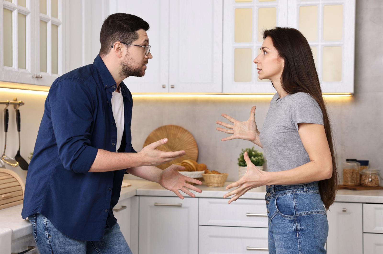 pareja discutiendo en la cocina