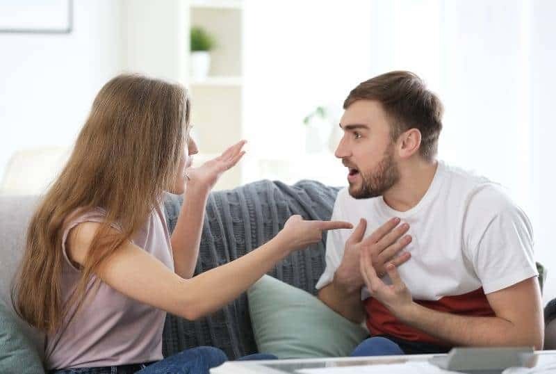 pareja discutiendo