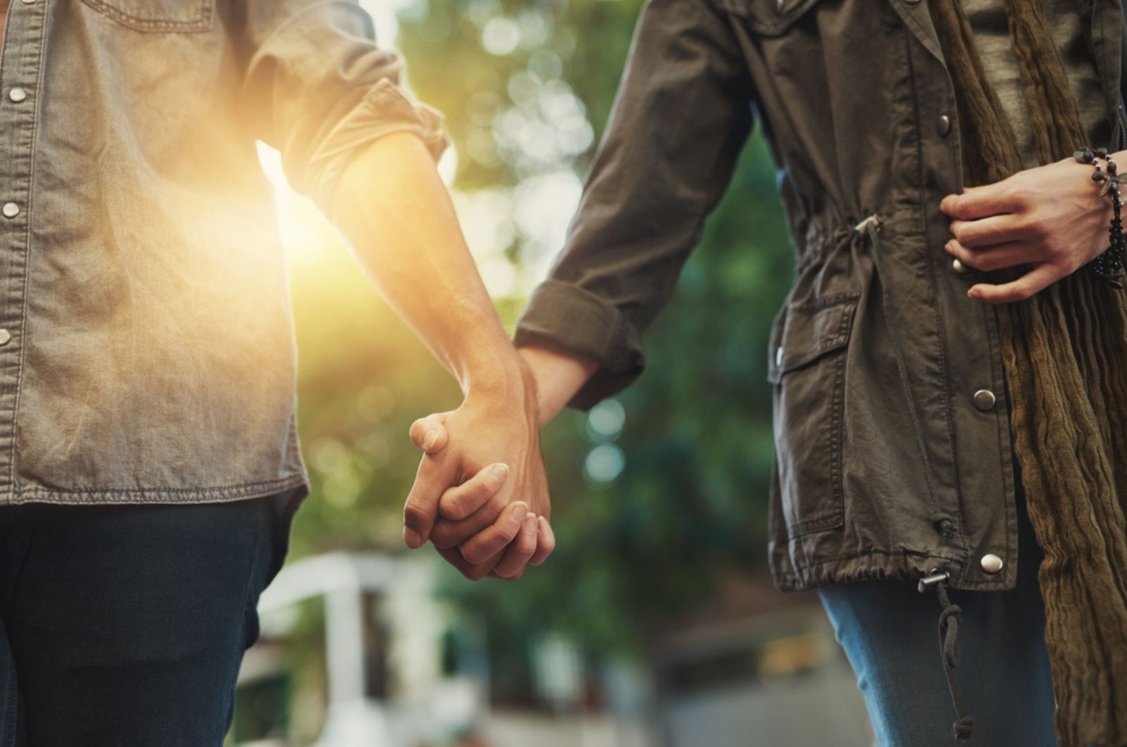 pareja de la mano al aire libre