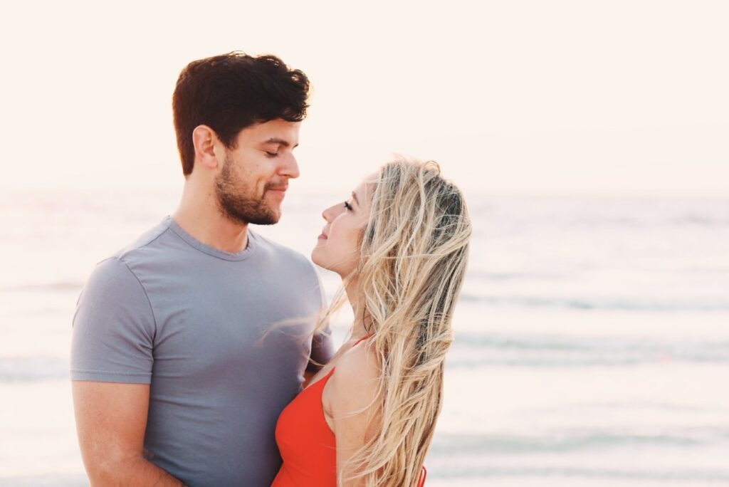 casal abraçado na praia