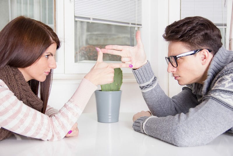 pareja jugando junto a la mesa