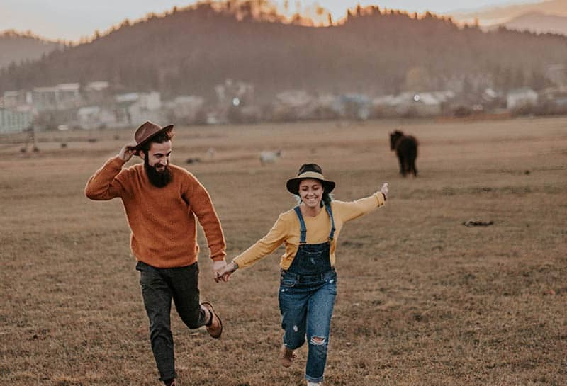 pareja corriendo en la granja