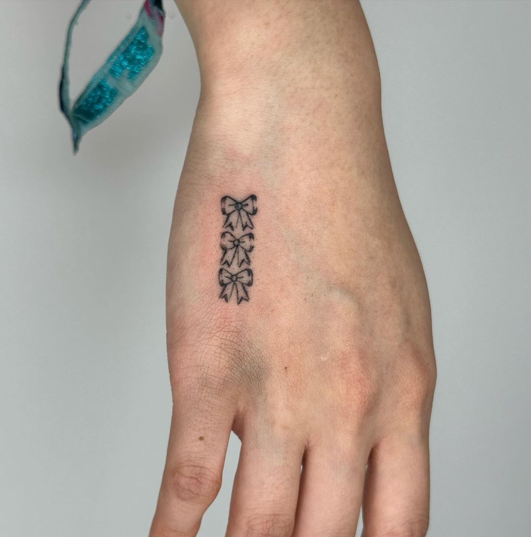 tatuaggio con fiocchi