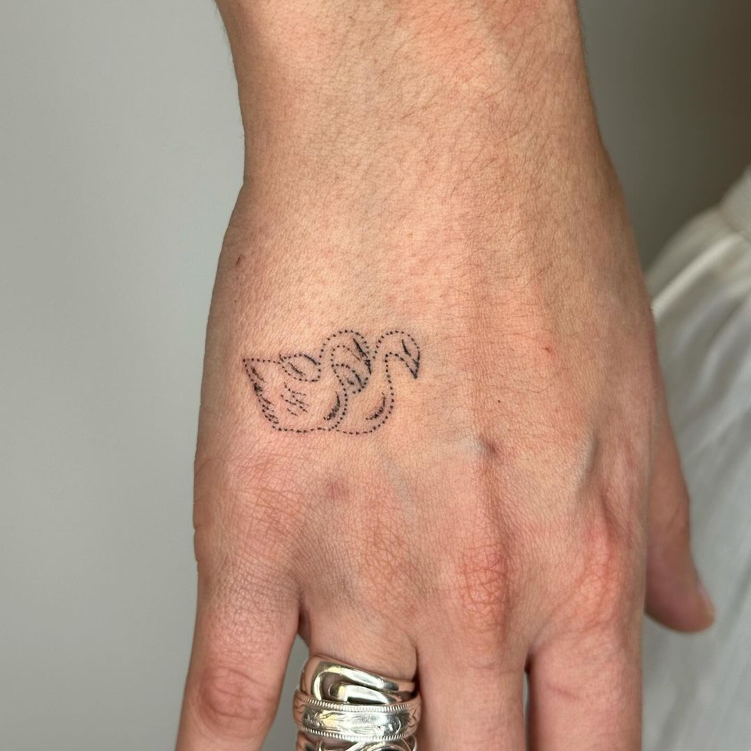 tatuagem de mão de cisnes bonitos