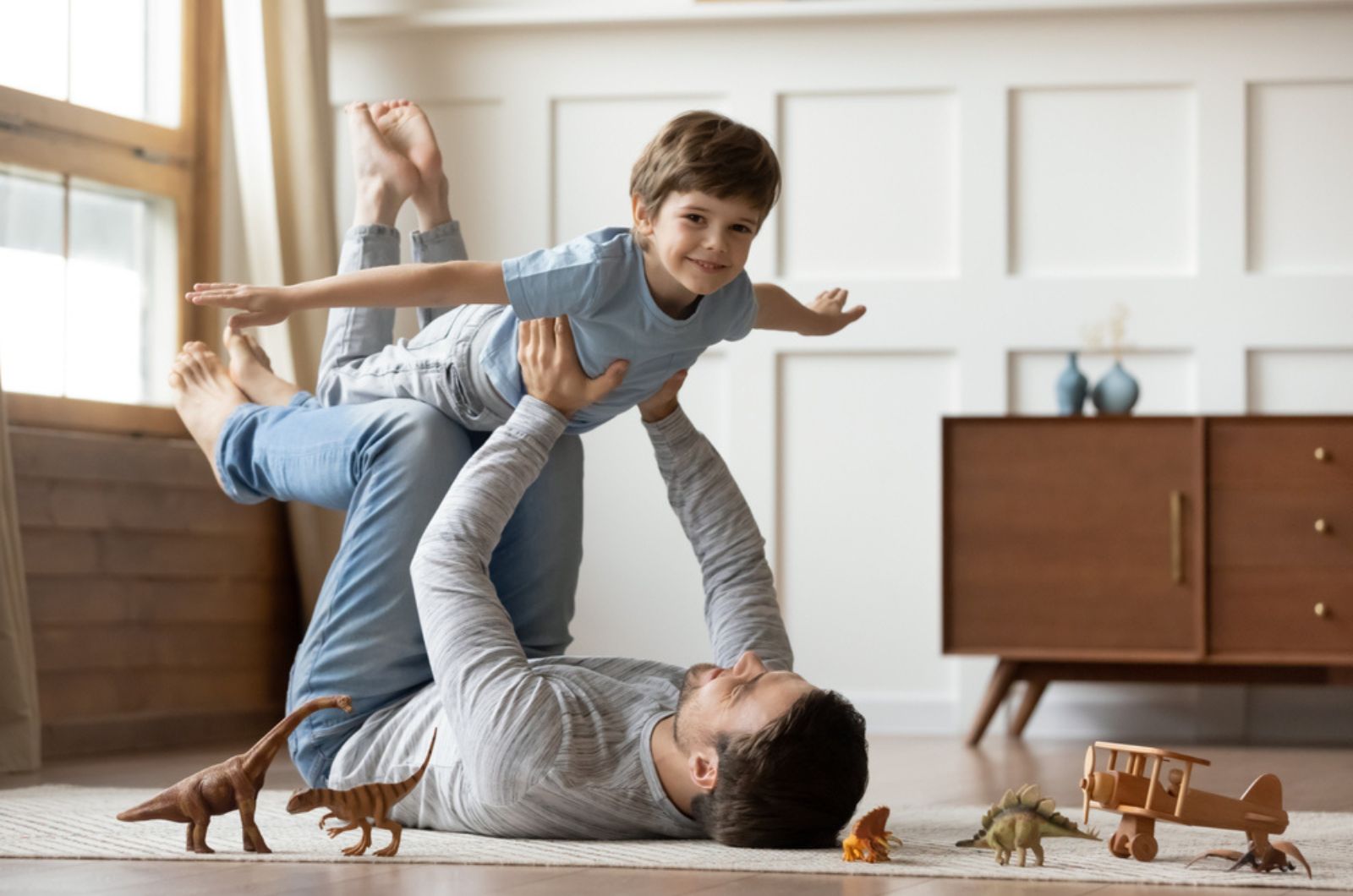 papá jugando con su hijo