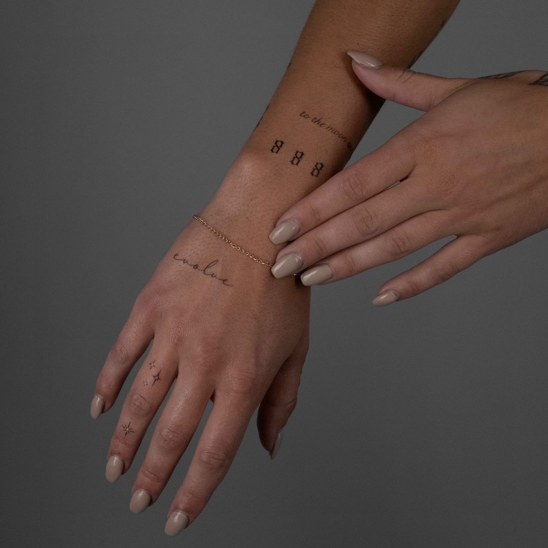 tatuagens delicadas nas mãos e nos pulsos