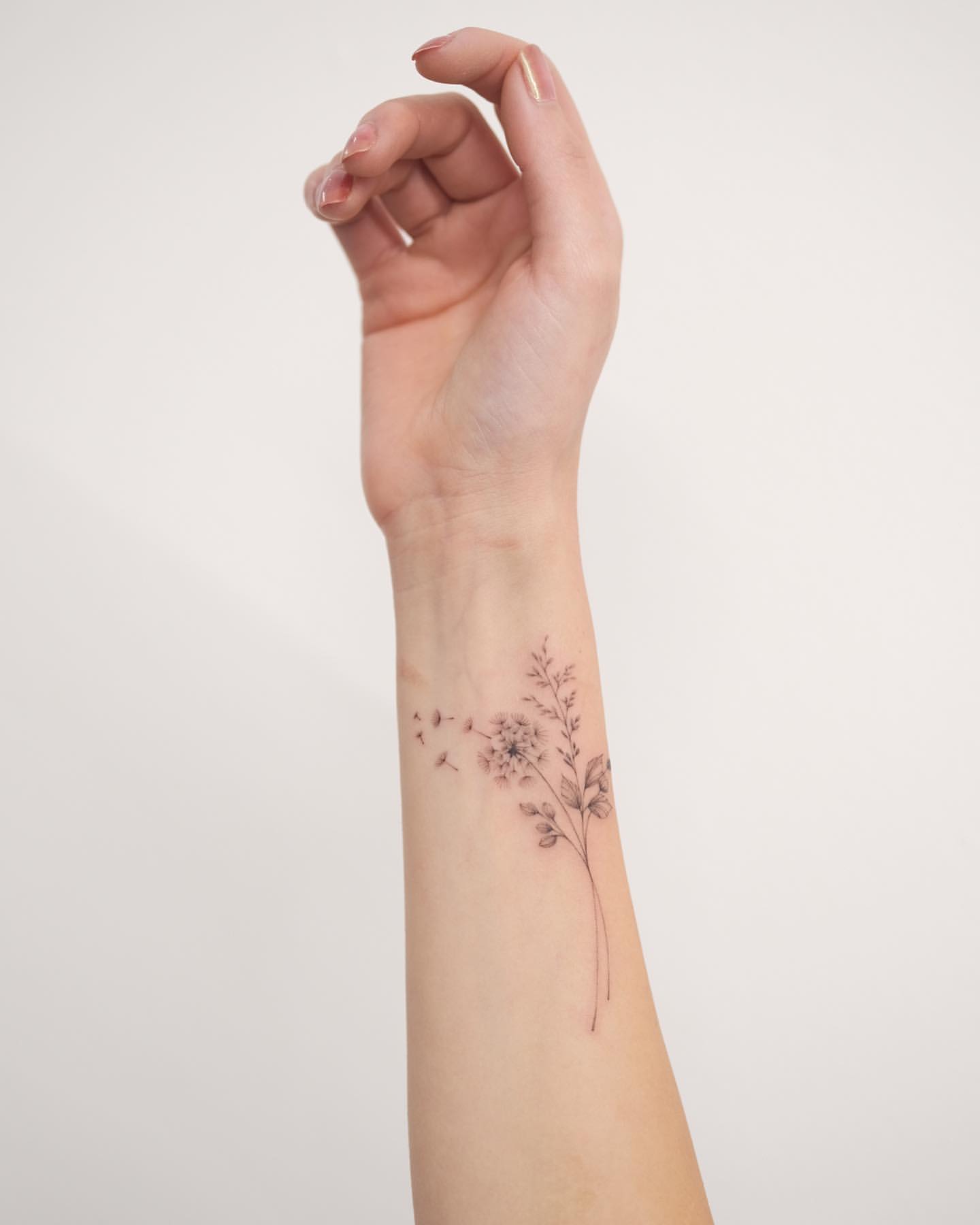 tatuaggio con semi di tarassaco