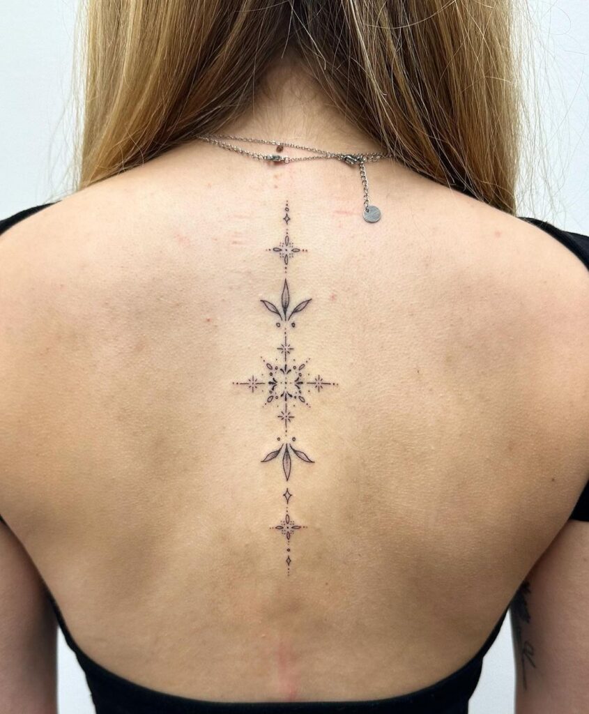 deidad pequeña espina dorsal diseño del tatuaje