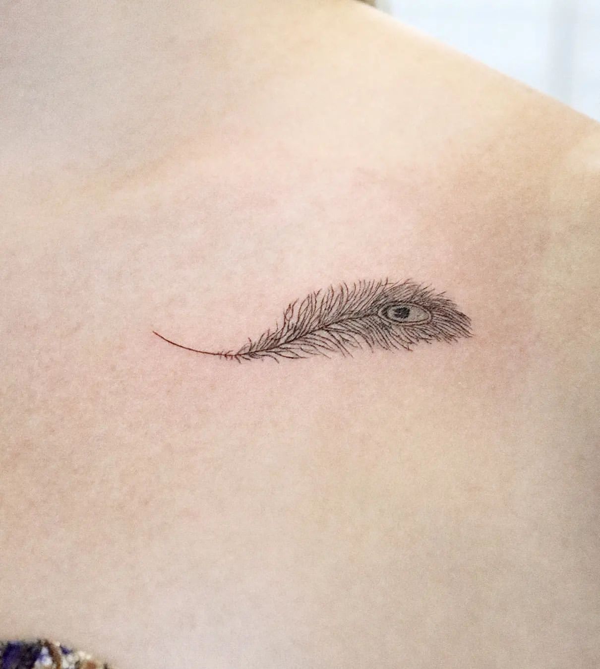 tatuaggio con piuma