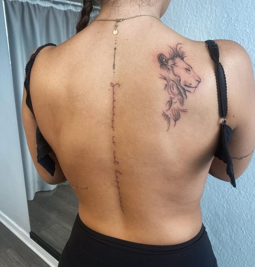 tatuagem de escrita de linha fina com leão de lado