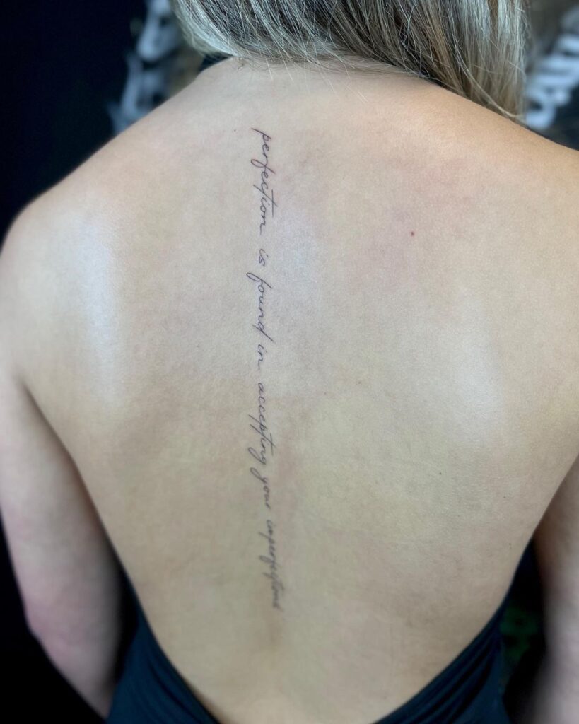 tatuaggio a linea fine small script spine