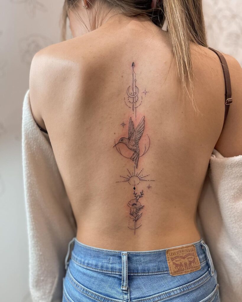 tatuaggio a linea sottile della colonna vertebrale con uccello floreale