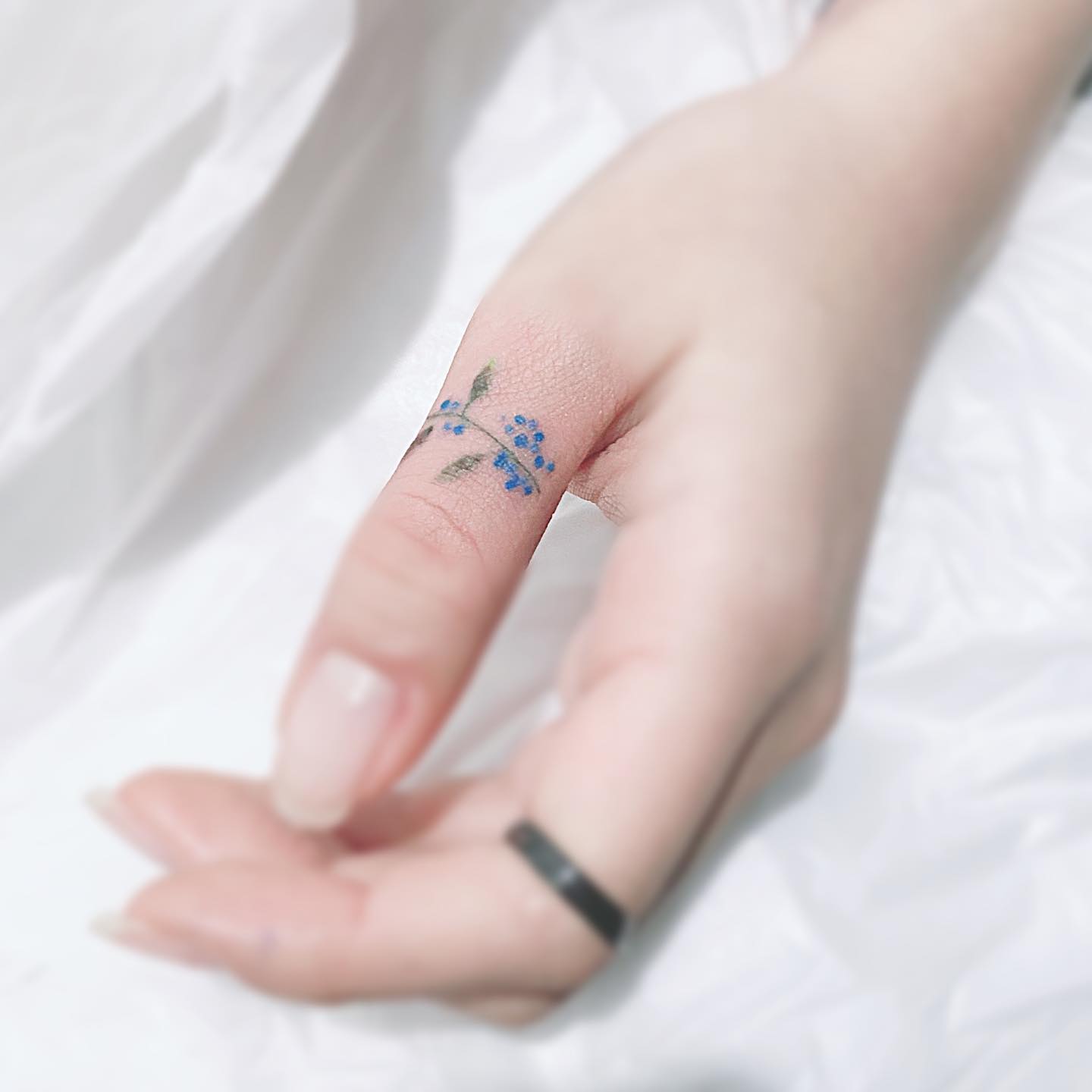 floral finger tattoo