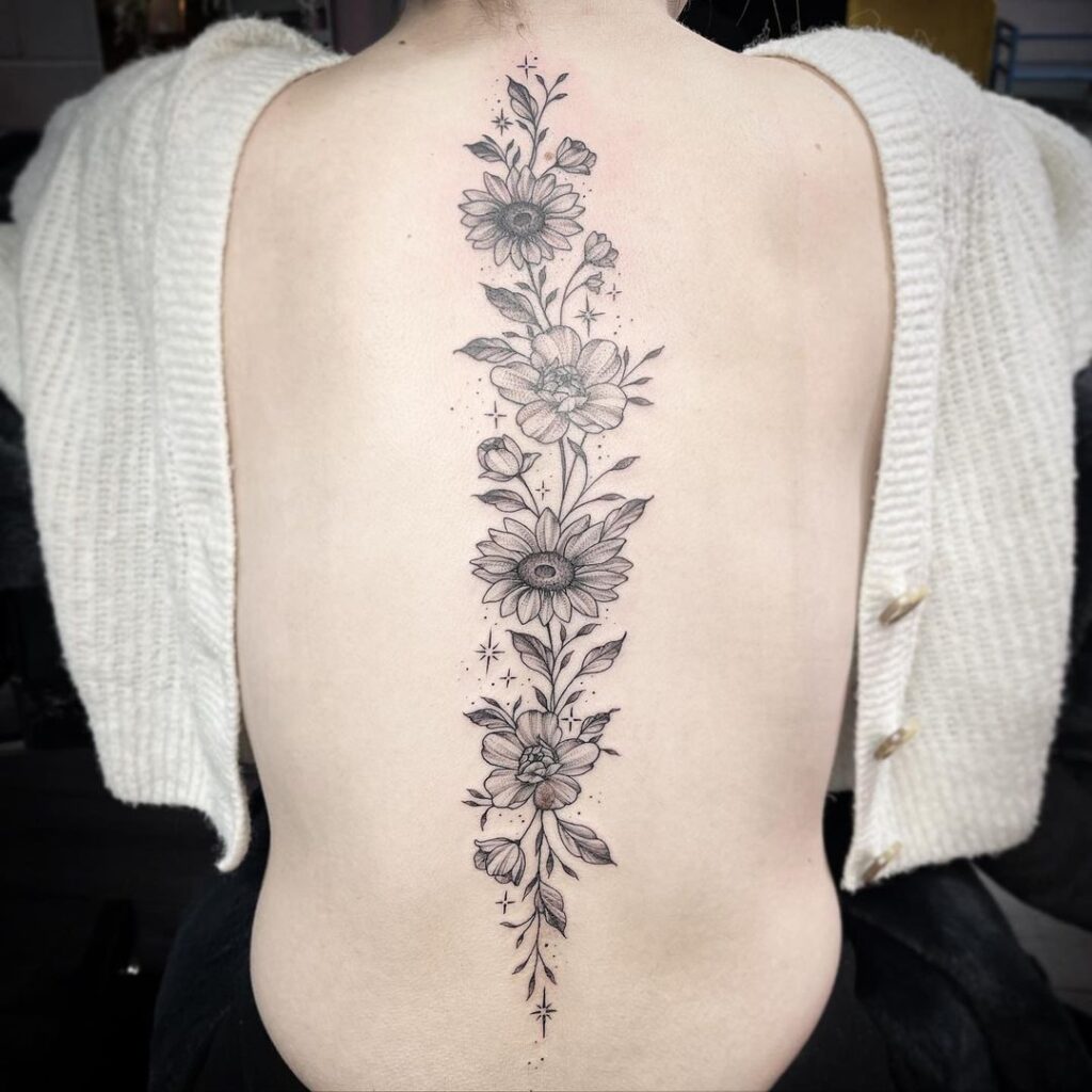 tatuagem floral da coluna vertebral com sombreado cinzento
